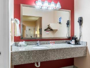 Quality Inn & Suites Bridge City Orange Номер фото